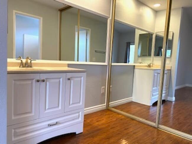 Building Photo - 2 Bed, 2 Bath Upper End Unit in Beautiful ...