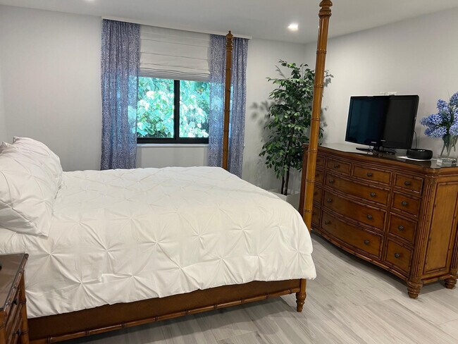 Building Photo - 1556 S Ocean Ln