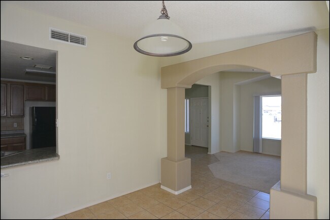 Building Photo - 10045 Paloma Dr