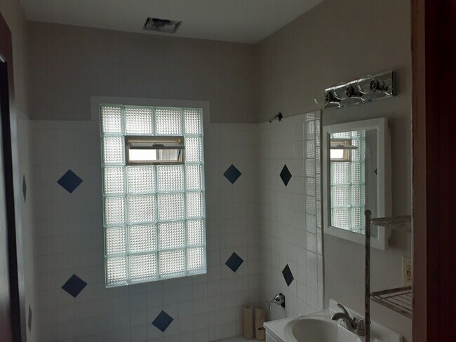 Building Photo - Freshly updated 3 Bed/1.5 Bath House- Robbinsdale- Available NOW!