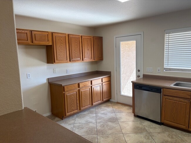 Building Photo - 817 E Yuma Ave