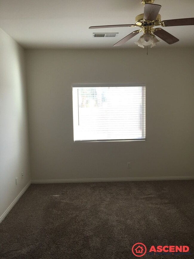 Building Photo - Spacious 5BD/2BA Home in Bakersfield's 93306