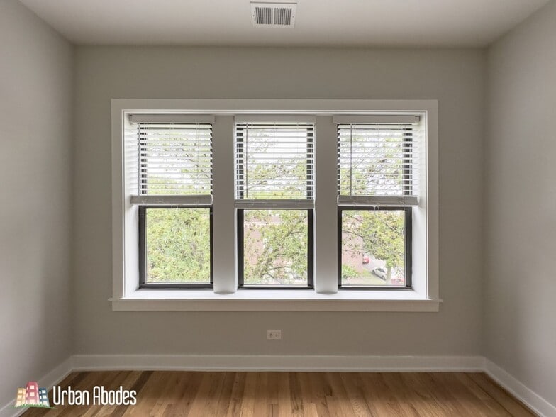 Building Photo - 2206 W Eastwood Ave