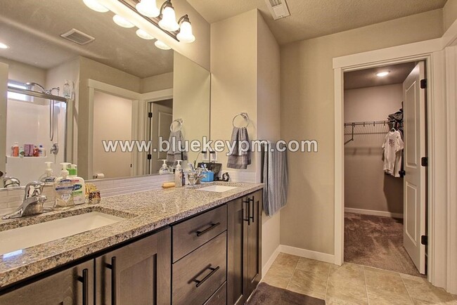 Building Photo - 3 Bed, 2.5 Bath Home in Whipple Creek Vill...