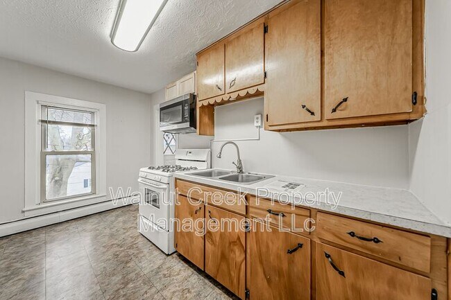 Building Photo - 870 S Main St