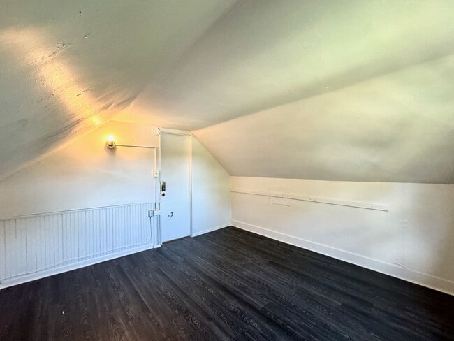 Building Photo - 5 bed/2 bath Mins. from UC Campus for Only...