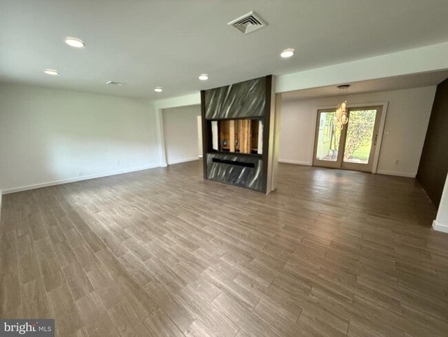 Building Photo - 123 Pearl Dr