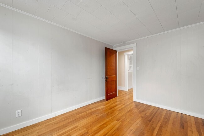 Building Photo - 86 Main St