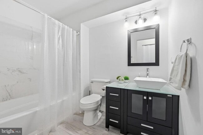 Building Photo - 3904 Fenwick Ln