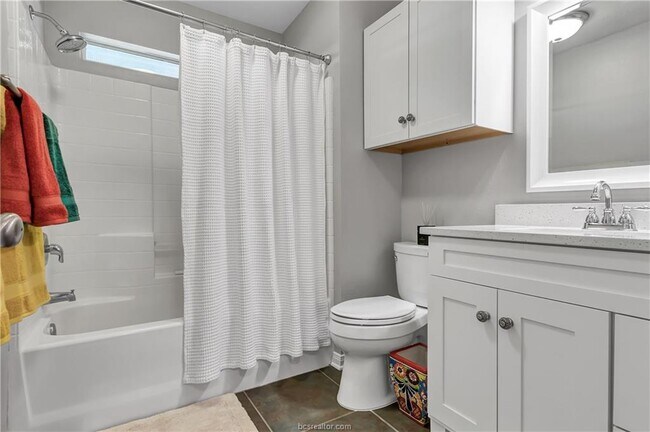 Building Photo - 1031 Fallbrook Loop