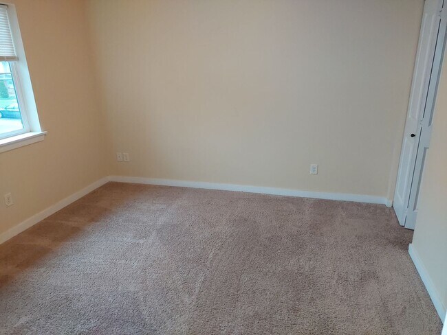 Building Photo - 2200 Greenview Cir