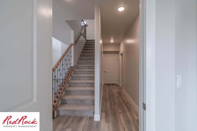 Building Photo - Beautiful Townhome in Hurricane Heights!