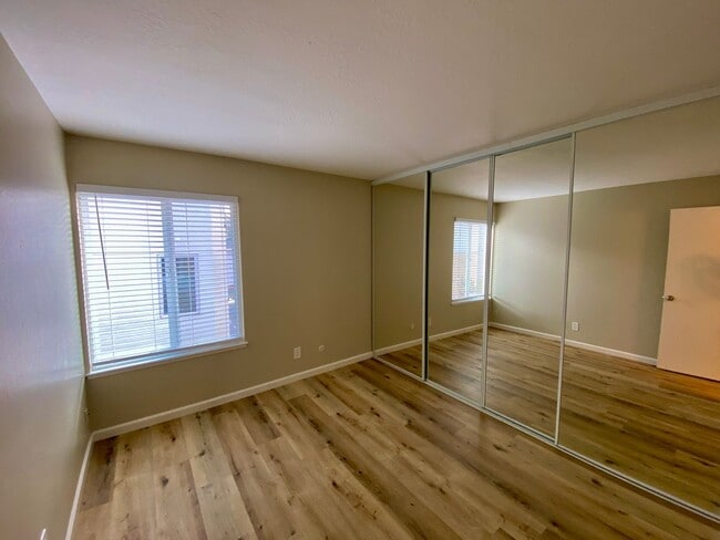 Building Photo - Gorgeous Top Floor Condo Located in Walnut Creek with Inside Laundry and Close to BART is Availab...