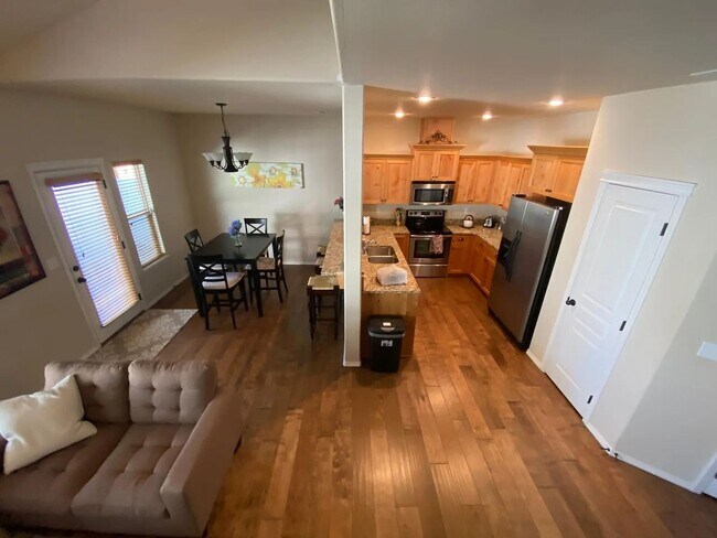 Building Photo - Beautiful home in quiet Pine Tree Village Community neighborhood