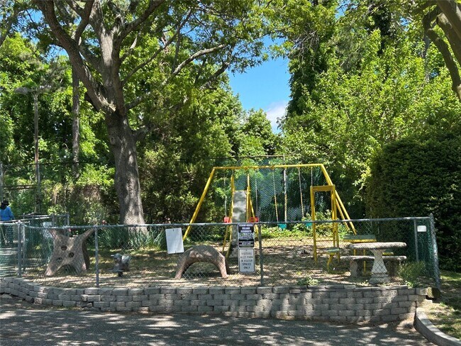Building Photo - 1102 Town House Village