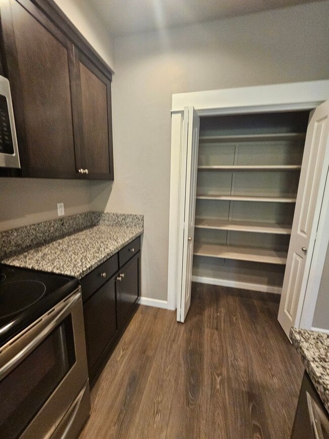 Building Photo - Beautiful 3 Bedroom Townhouse! Won't Last!