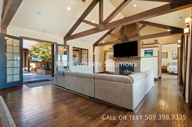 Building Photo - Jaw Dropping Home Overlooking the Columbia...