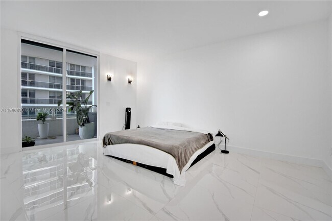 Building Photo - 1800 N Bayshore Dr