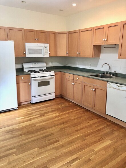 Building Photo - 14 Schiller St