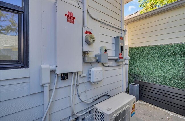 Building Photo - 747 2nd St N