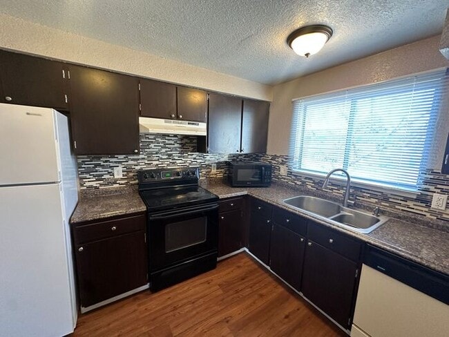 Building Photo - 1412 E 9th St