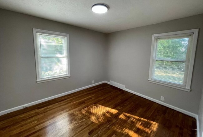 Building Photo - Spacious 2 Bedroom House!