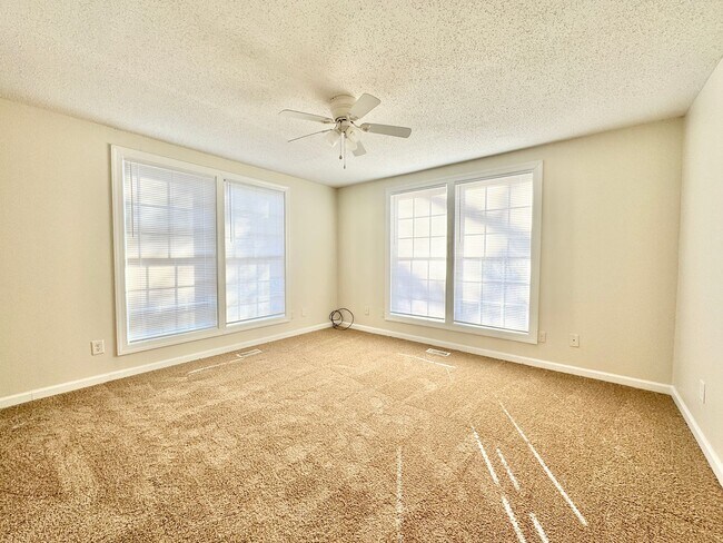 Building Photo - Spacious 4 Bedroom Located in Garden Homes