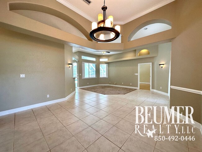 Building Photo - Tranquil Retreat on Naples Drive with Pool