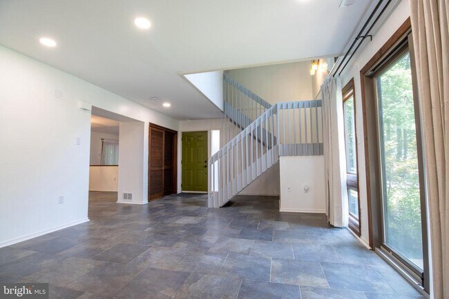 Building Photo - 6277 Occoquan Forest Dr