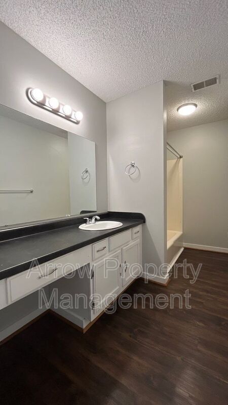 Building Photo - 320 Lincoln St