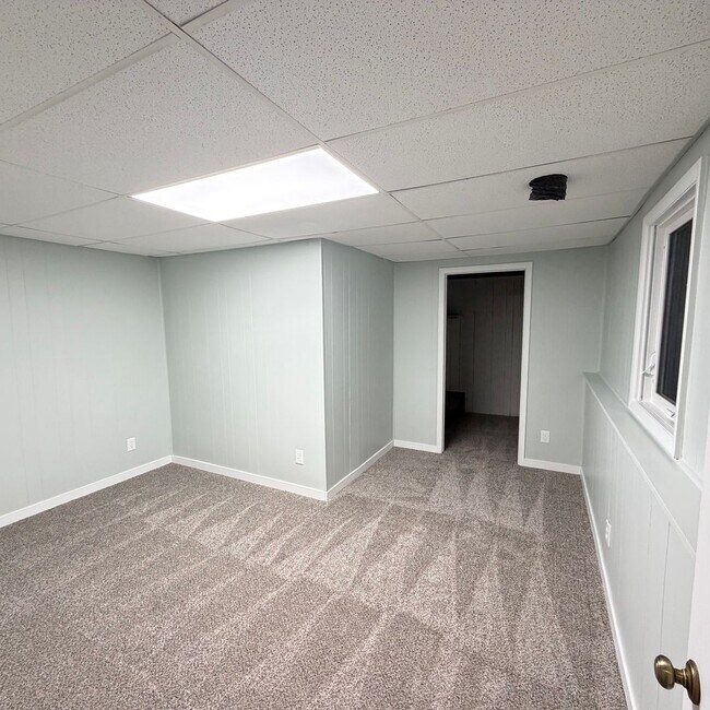 Building Photo - Rockford Schools! 3 Bedroom Duplex