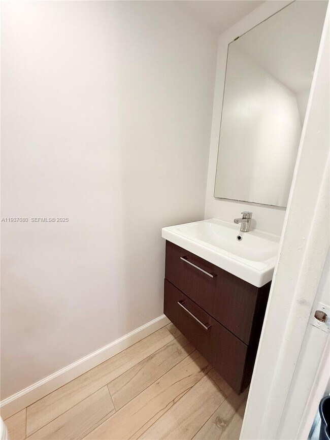 Building Photo - 2162 W 60th St