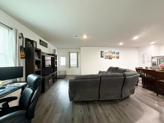 Building Photo - 4 Bed, 3.5 Bath Home in Bryan for March Move In!