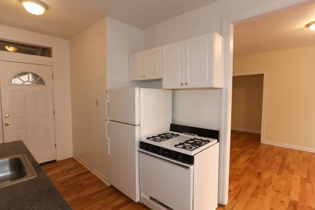 Building Photo - 627 W Cornelia Ave