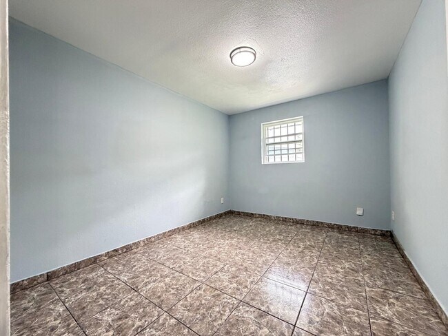 Building Photo - 5503 Bertellis Ln