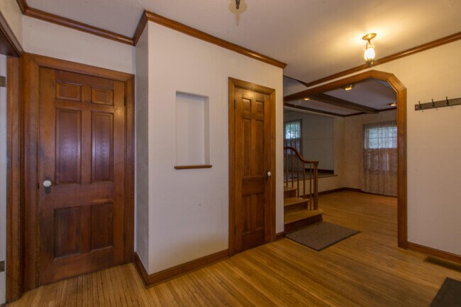 Building Photo - 321 S Eastside Dr