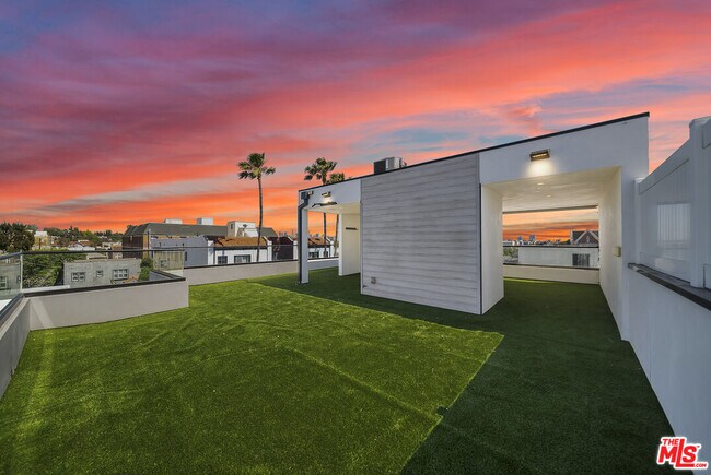 Building Photo - 733 N Gramercy Pl