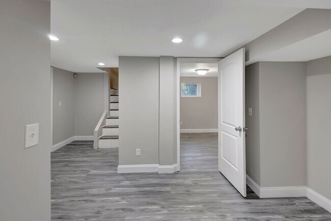Building Photo - Beautiful Cape Cod 5 Bedroom
