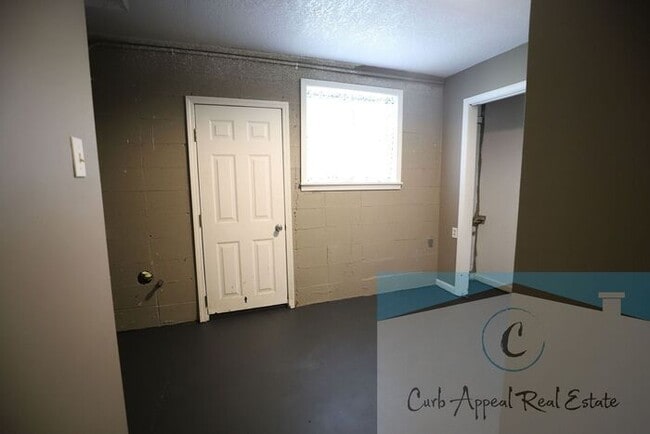 Building Photo - Beautifully renovated 4-bedroom 3 bath hom...