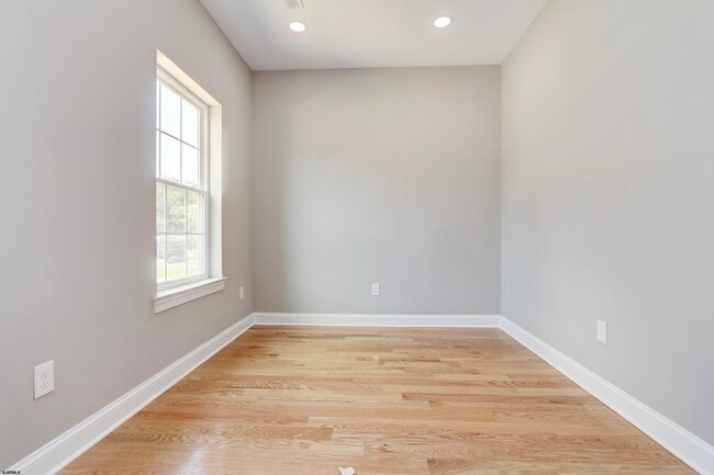 Building Photo - 438A Redwood Ave