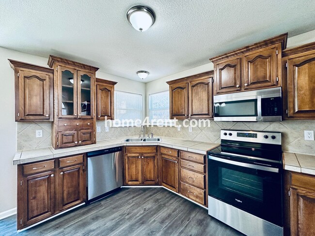 Building Photo - Spacious Four Bedroom Northland Home with a Finished Basement, 3 car garage and Fenced Yard!