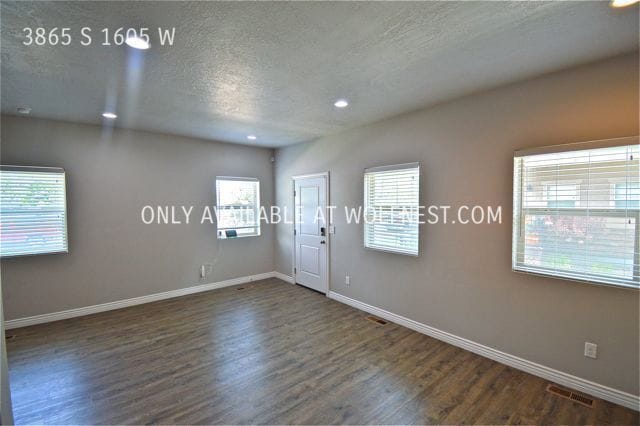 Building Photo - Gorgeous 3 Bedroom West Valley Townhome! N...
