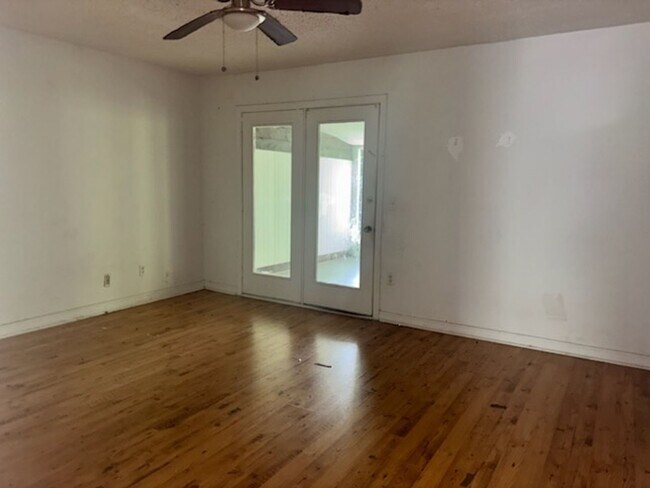 Building Photo - 352 Brookwood Lake Pl