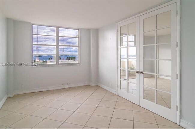 Building Photo - 1455 N Treasure Dr