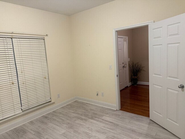 Building Photo - Chelsea Park - One Level 2 Bedroom on a Cu...