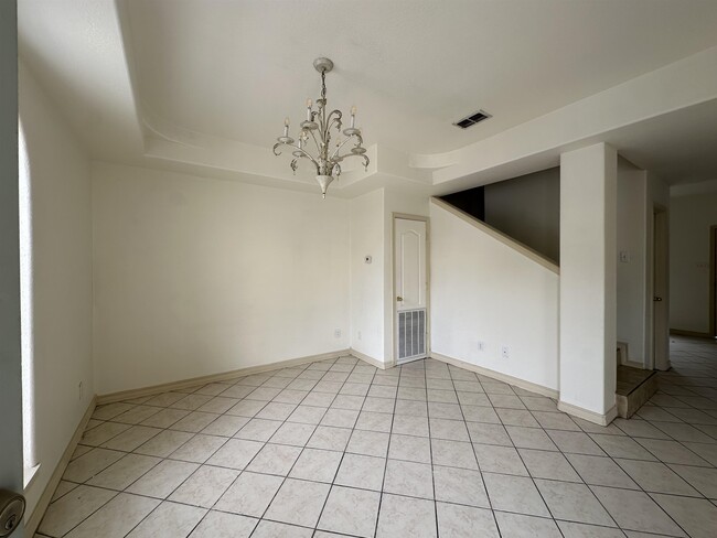 Building Photo - 1000 Ranchway Dr