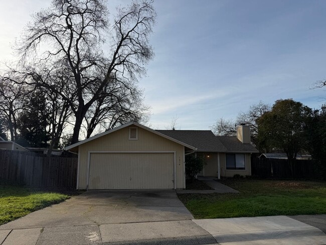Building Photo - Remodeled 3 bedroom 2 bath house in Citrus Heights HUGE YARD