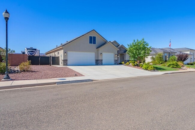 Building Photo - Stunning 5 Bed, 3 Bath Home with a 3 Car Garage