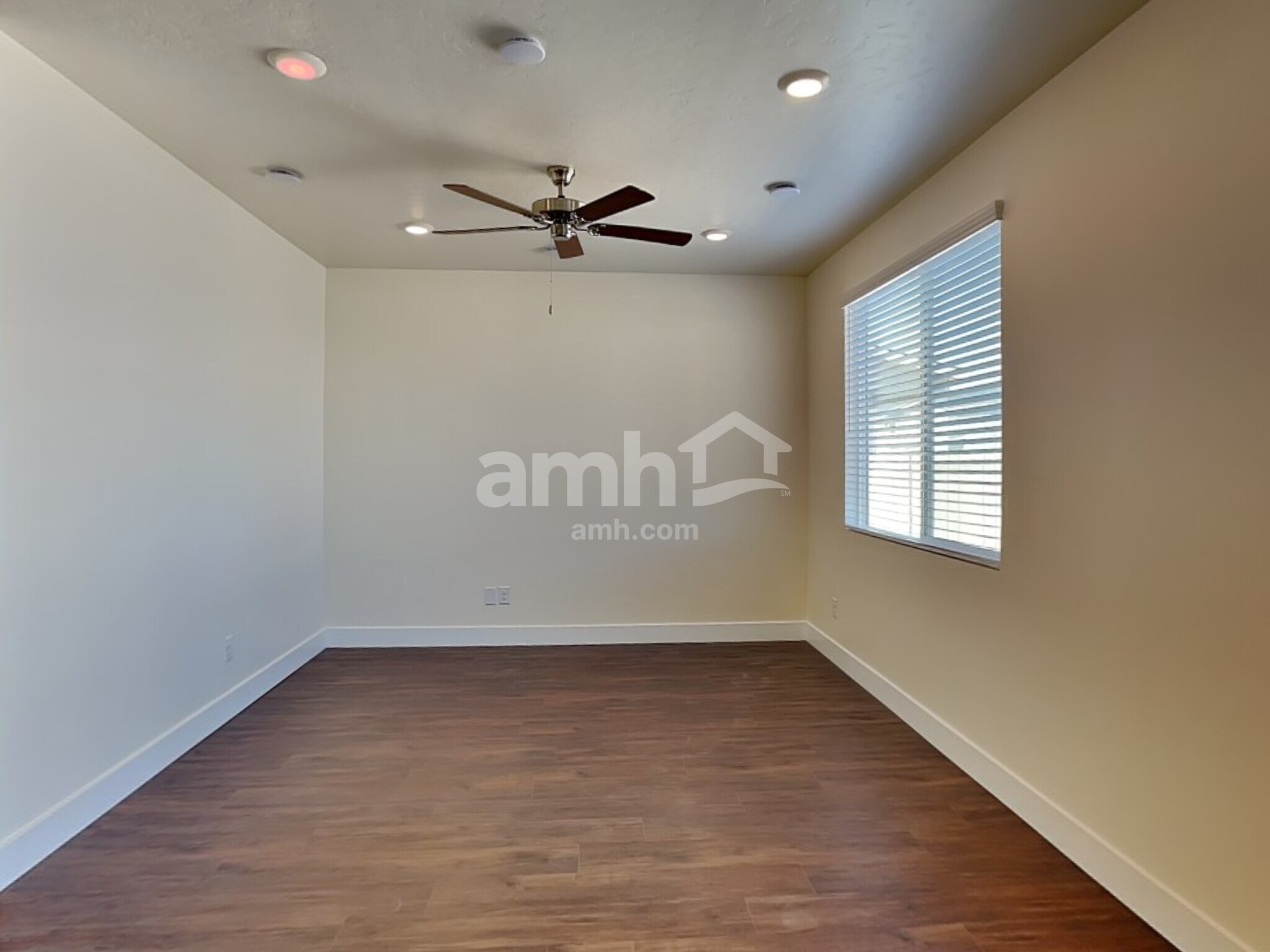 Building Photo - 1372 E Ludlow Dr