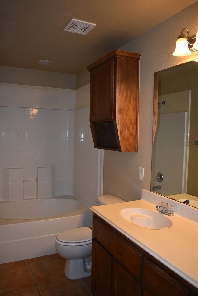 Building Photo - 1600 Nicholas Cir